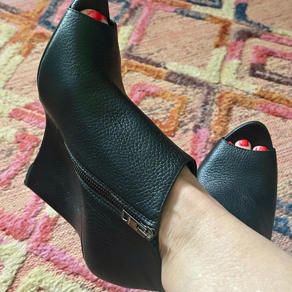 Burberry Size 9 Black Leather Peeptoe Booties